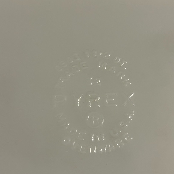 Vintage Pyrex #500. 1 1/2 qt baking dish - Picture 3 of 3